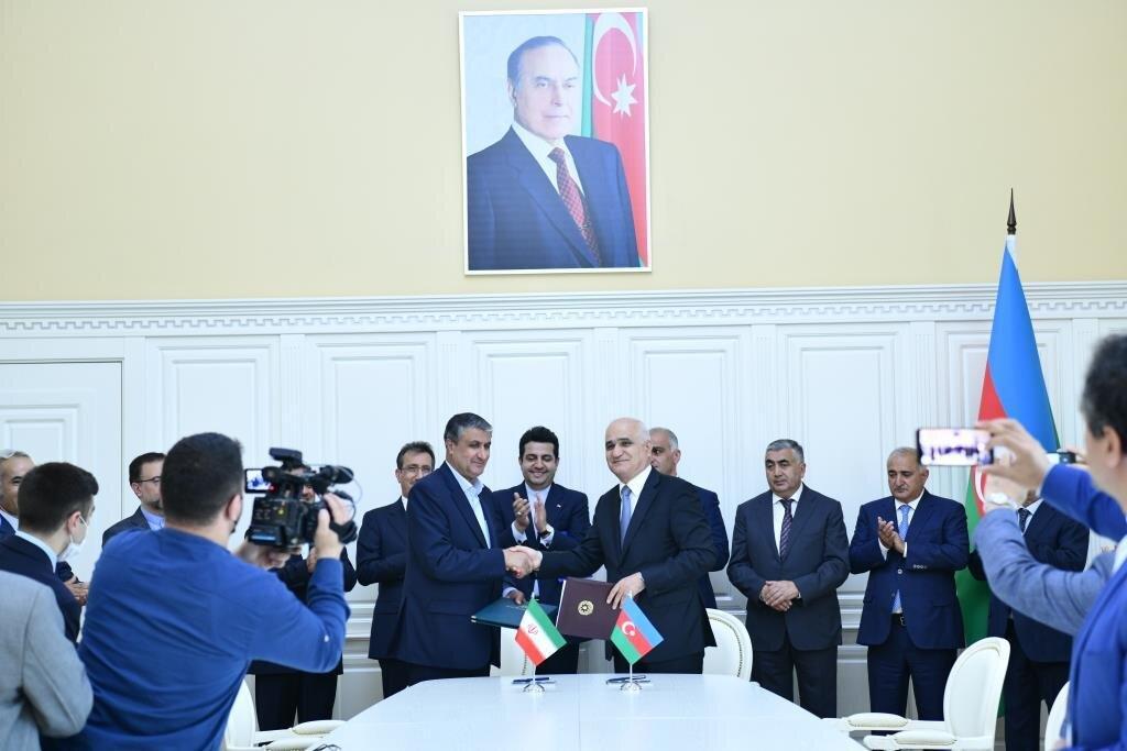 Azerbaijan, Iran ink MoU on construction of road bridge, crosswalk [PHOTO]