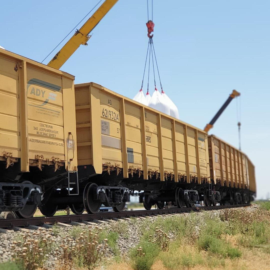 Azerbaijan continues transportation of carbamide to world market