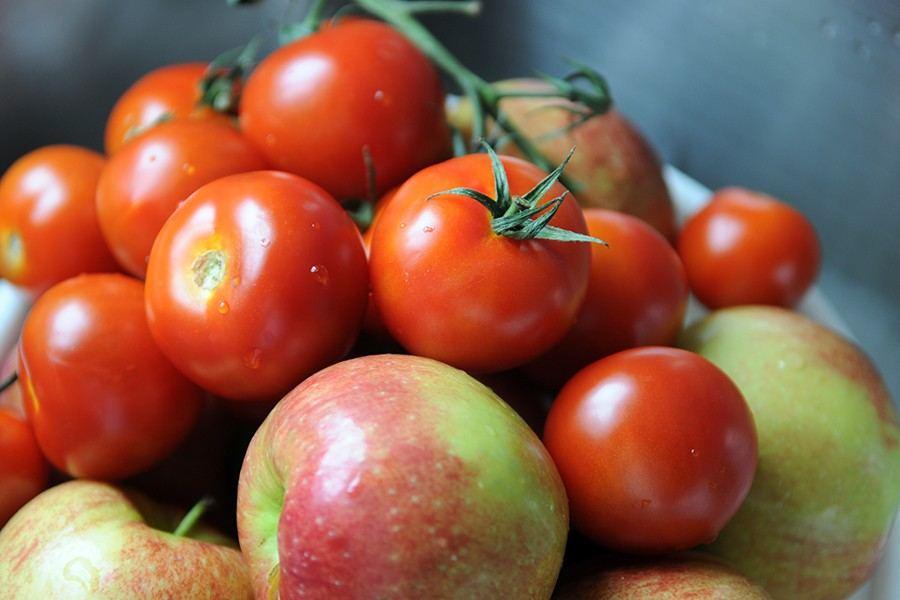 Russia allows railway import of apples, tomatoes from Azerbaijan