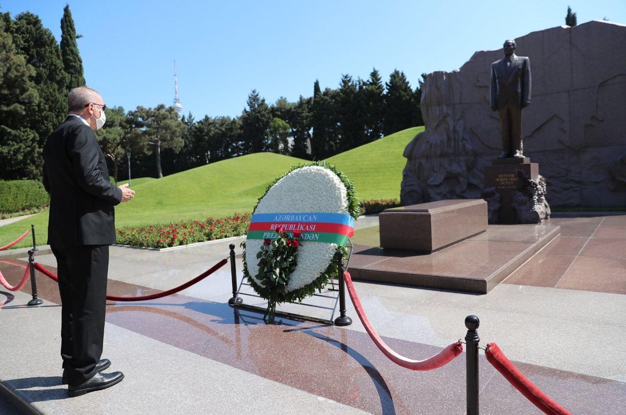 Turkish president visits grave of Azerbaijan's National Leader Heydar Aliyev