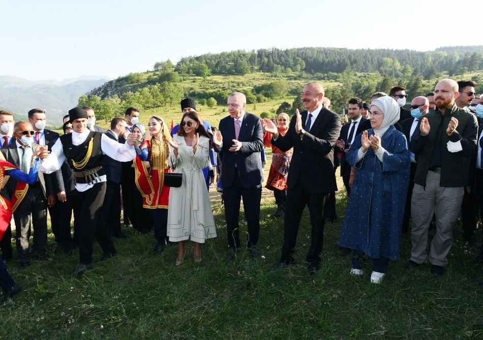 President Ilham Aliyev dances on Jidir Plain in Shusha [VIDEO]