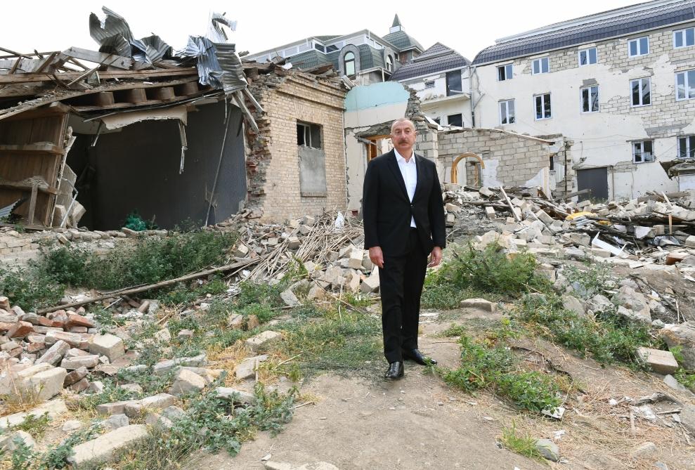Ilham Aliyev views consequences of Armenia's missile attacks in Ganja [PHOTO] - Gallery Image