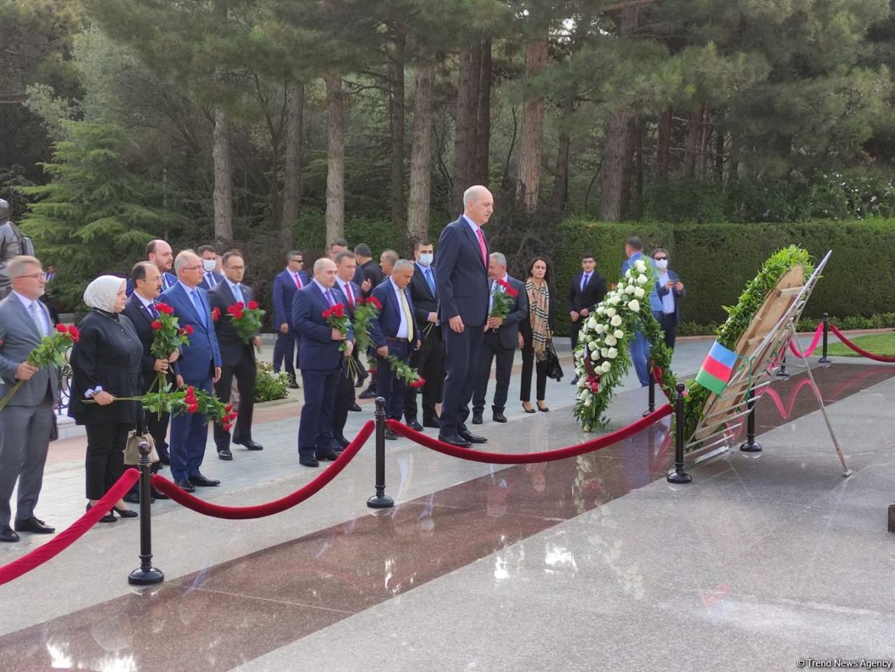 Turkey's ruling party delegation visits Alley of Honor, Alley of Martyrs in Baku [PHOTO]