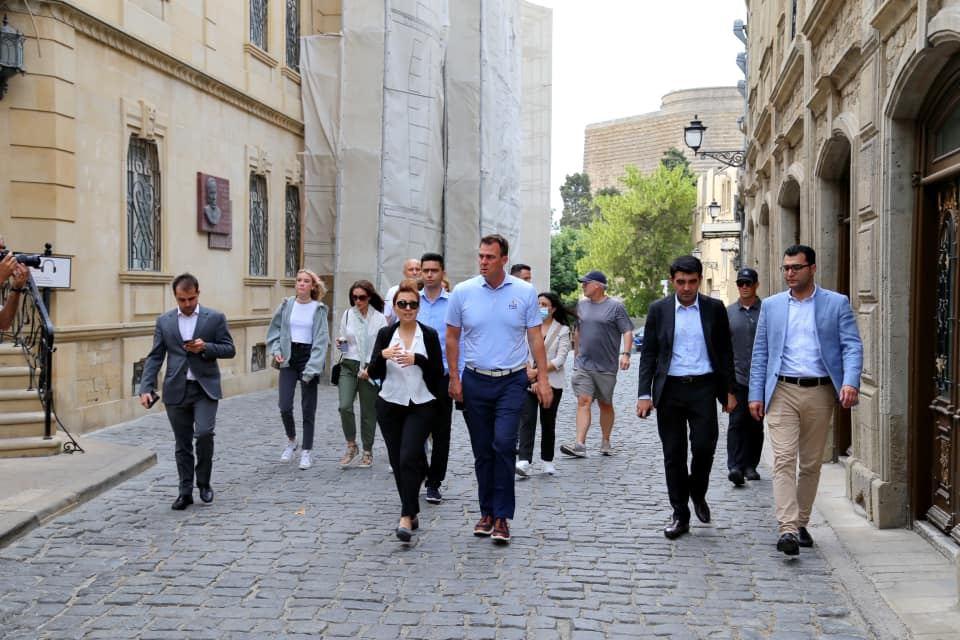 Oklahoma governor, his family members walk throughout Azerbaijan’s Baku city [PHOTO]