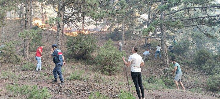 Turkish people join firefighters to extinguish wildfires in Denizli