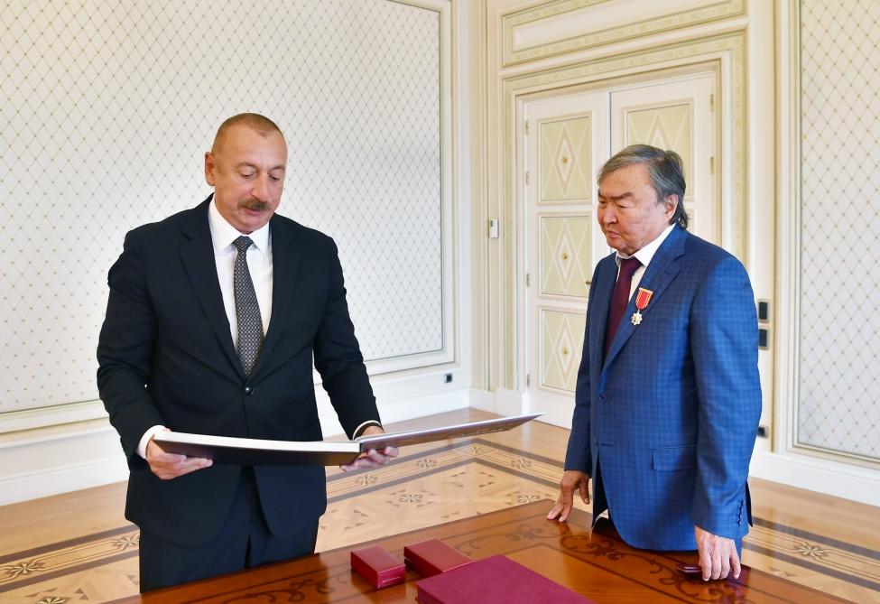 Ilham  Aliyev awards prominent Kazakh poet [UPDATE]
