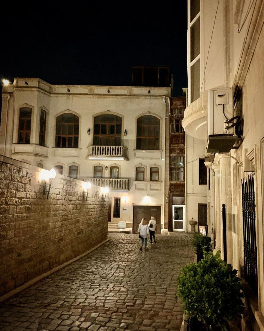 Russian stylist walks through Baku's  historical corners [PHOTO/VIDEO] - Gallery Image