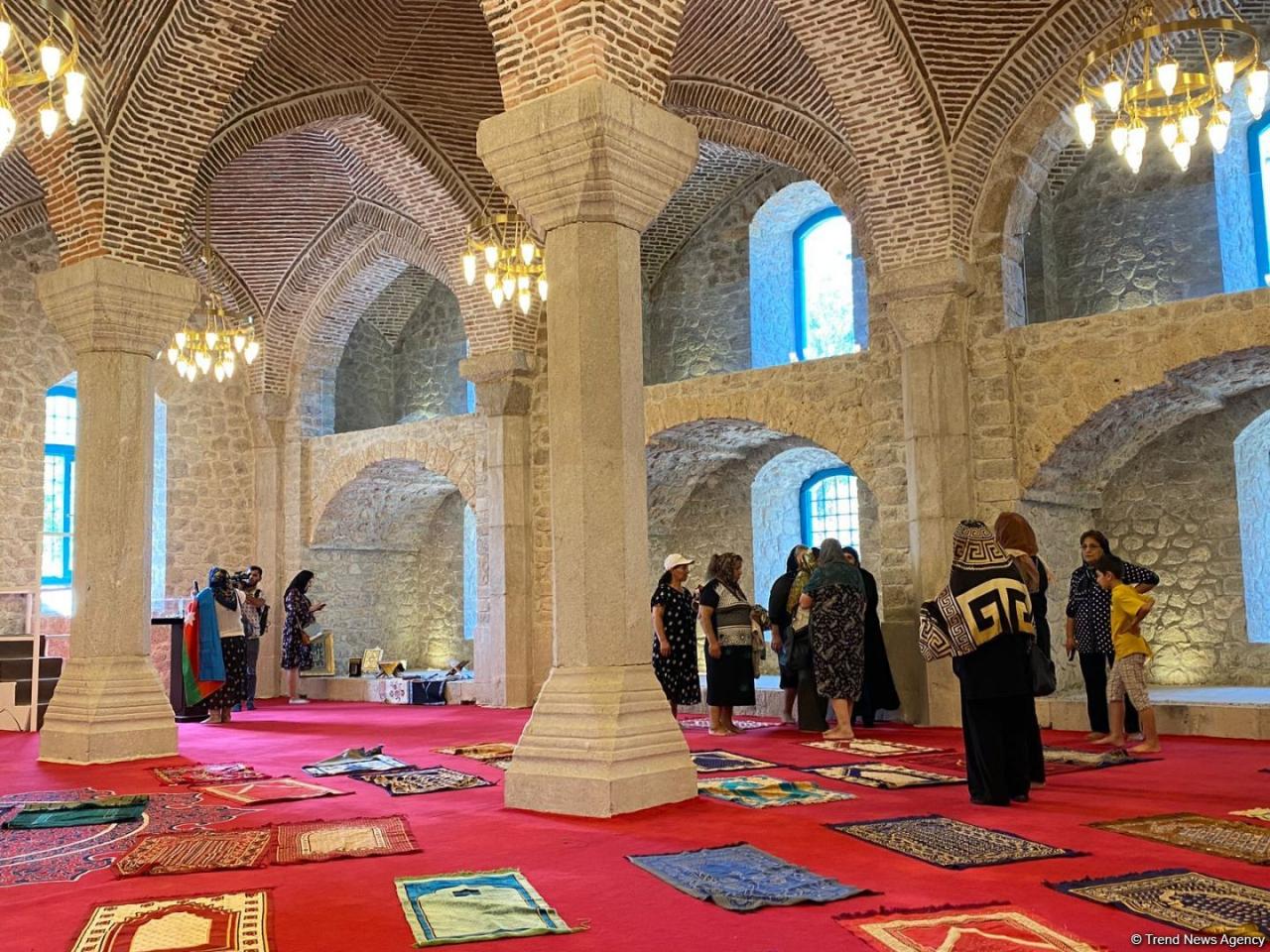 Natives of Azerbaijan's Shusha perform prayer at Govhar Agha mosque [PHOTO]