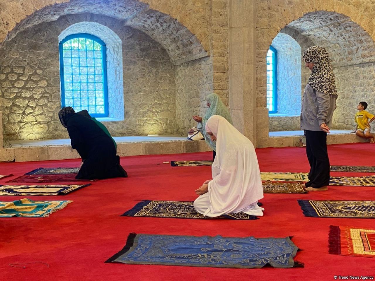 Natives of Azerbaijan's Shusha perform prayer at Govhar Agha mosque [PHOTO] - Gallery Image