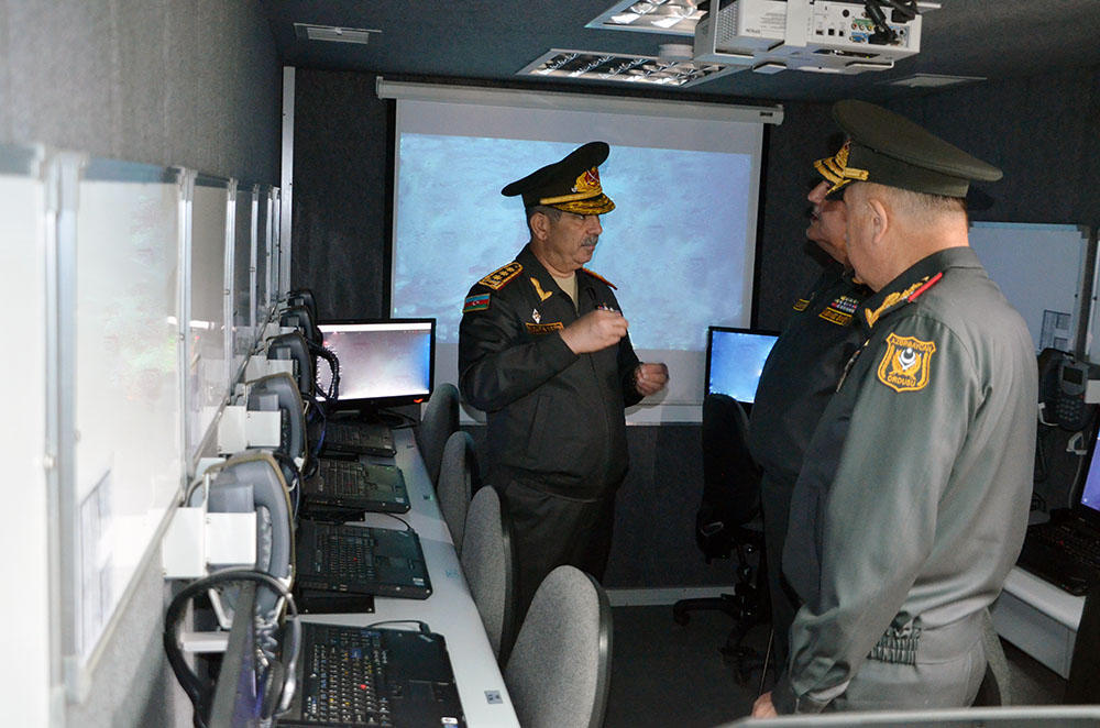 Defence Ministry top brass visits signal troops [PHOTO]