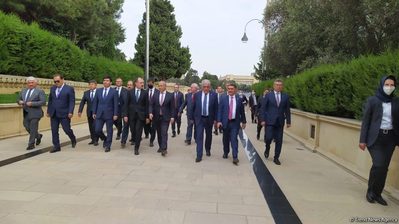 Economy, trade ministers from Turkic Council states visit Martyrs' Alley in Baku
