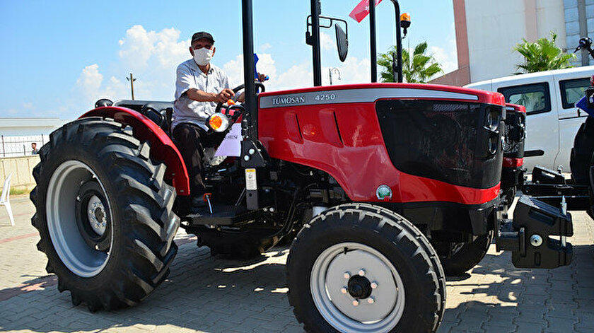 Turkey: Farmers suffering from wildfires get new tractors