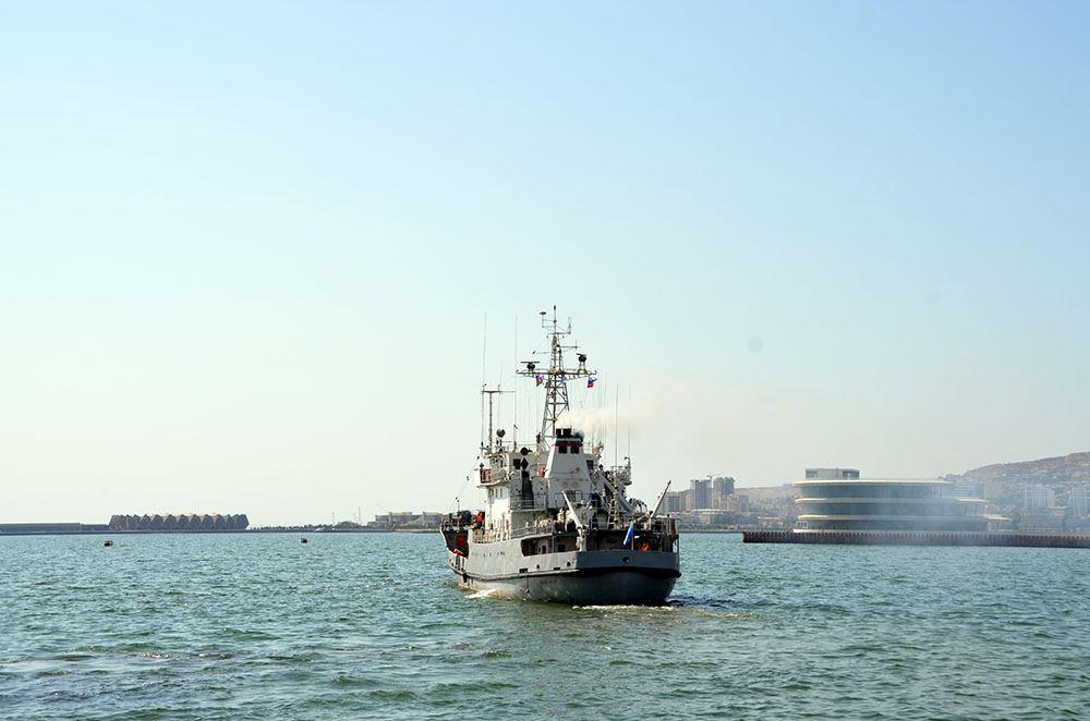 Russian warships leave Baku Port