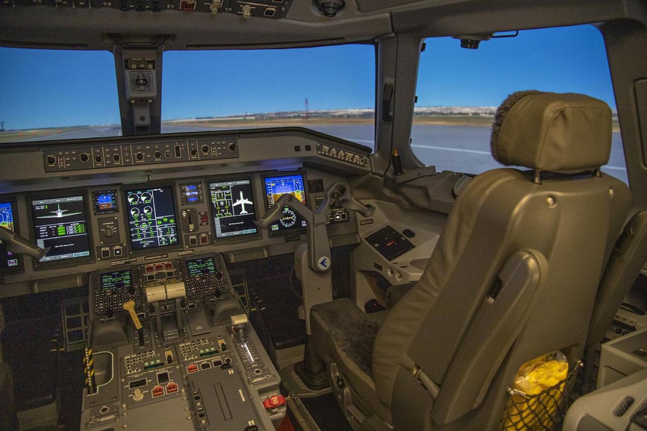 AZAL Pilot Training Center Replenished with a Modern Flight Simulator [PHOTO/VIDEO]