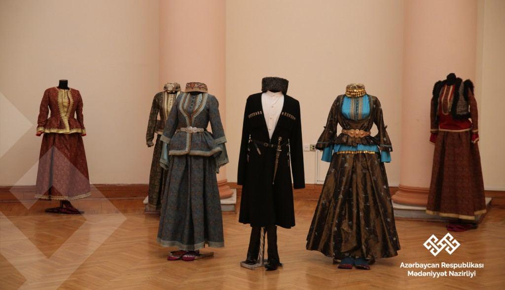 Standarts of traditional dress presented in Baku [PHOTO]