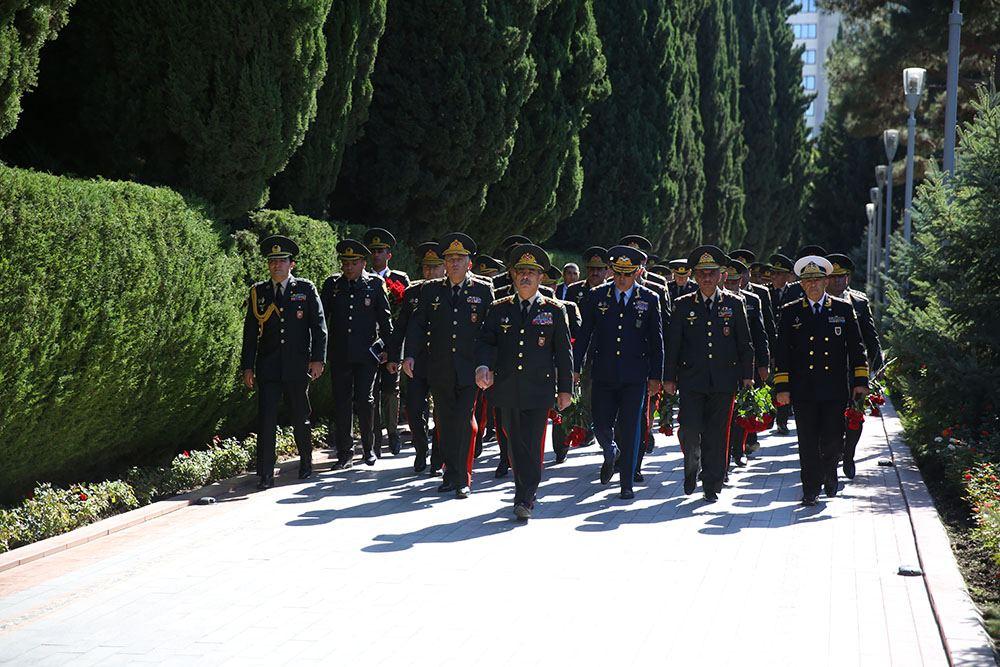 Azerbaijani Defense Ministry visits Alley of Honor and Alley of Martyrs in Baku [PHOTO]