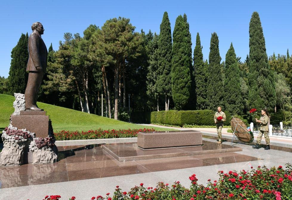 President, First VP visit national leader's grave at Alley of Honors [PHOTO]