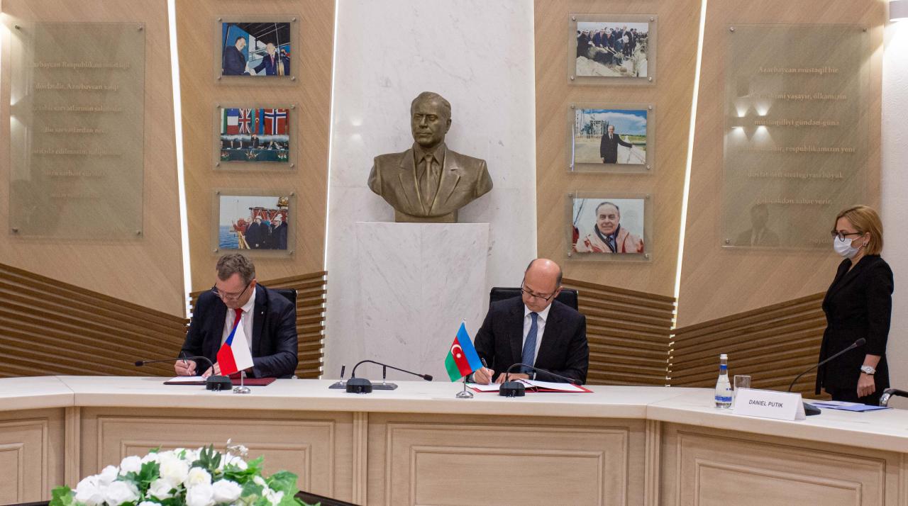 Baku, Prague ink energy accord [PHOTO]