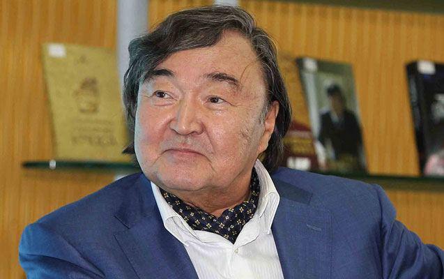 Olzhas Suleimenov congratulates President Aliyev