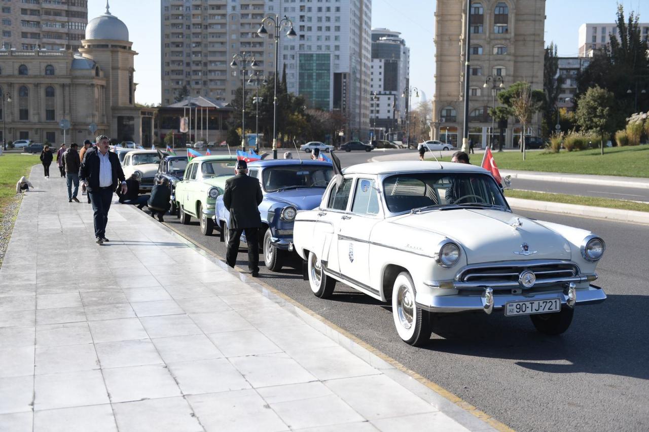Spectacular classic cars parade held in Baku [PHOTO]
