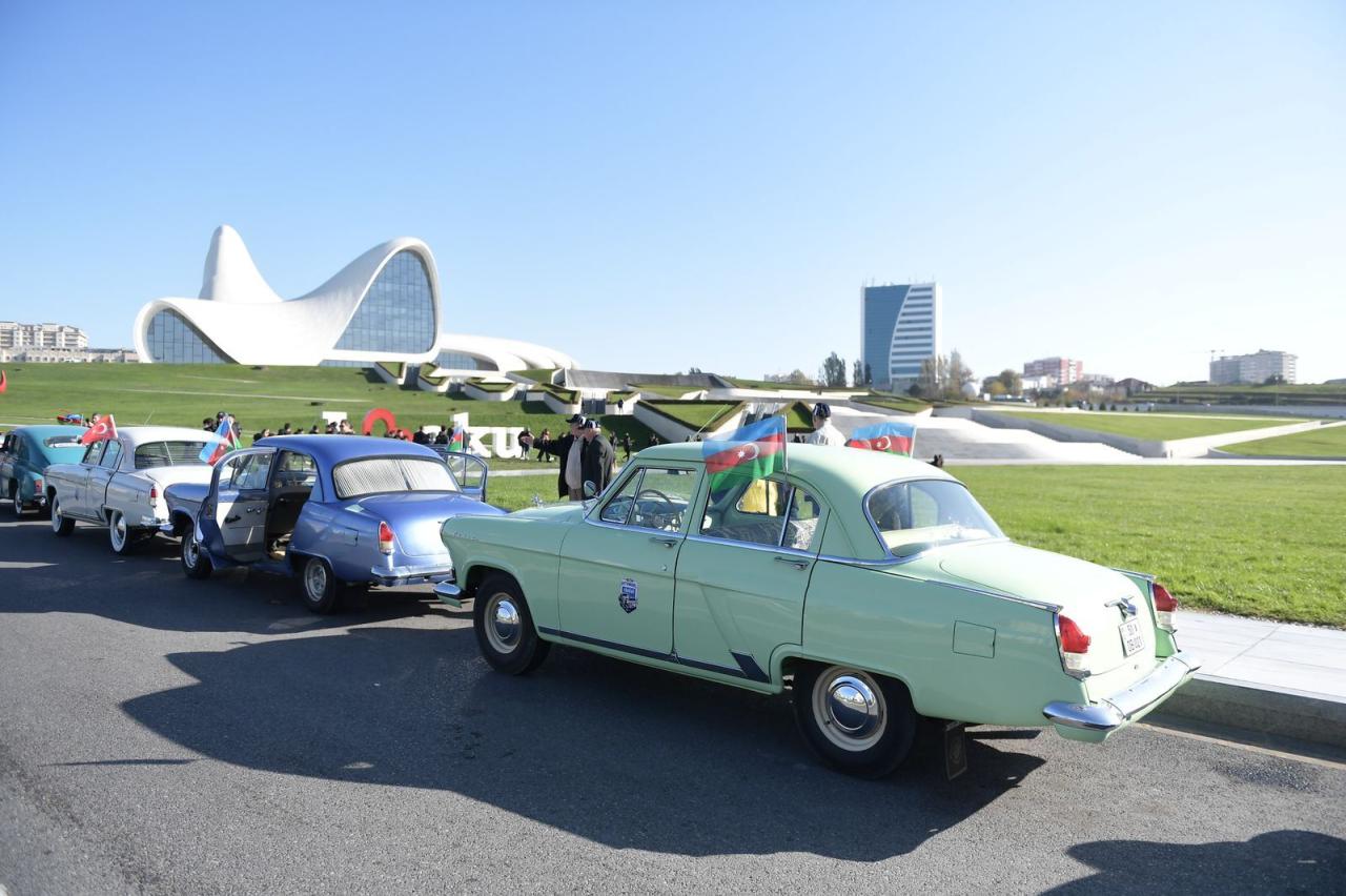 Spectacular classic cars parade held in Baku [PHOTO] - Gallery Image