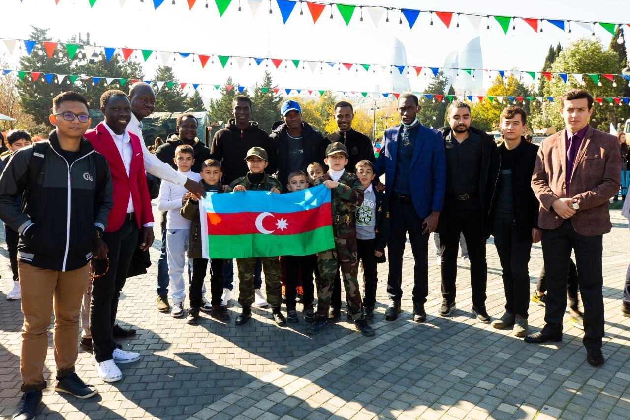 Young people from OIC countries at the “Victory Fair” [PHOTO]