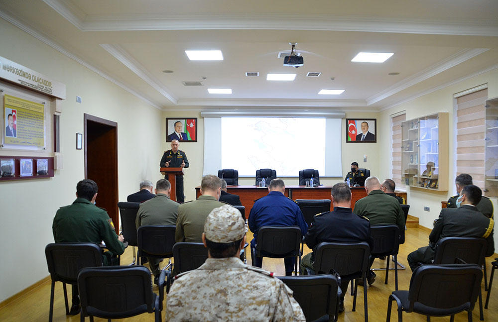 Foreign attaches, int'l reps briefed on Azerbaijani-Armenian border situation [PHOTO]