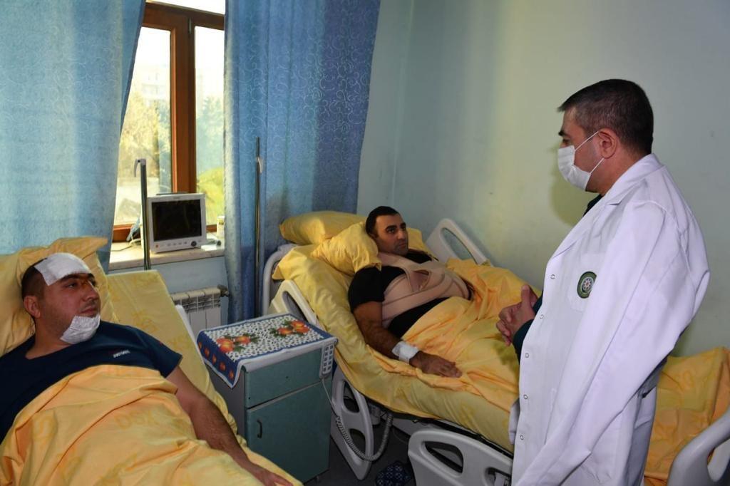 Head of Azerbaijan’s State Border Service visits servicemen injured in recent helicopter crash