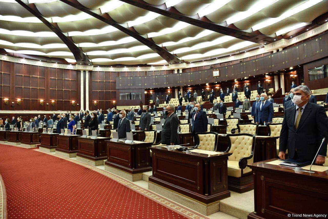 Azerbaijan’s parliament honors memory of servicemen who died in helicopter crash