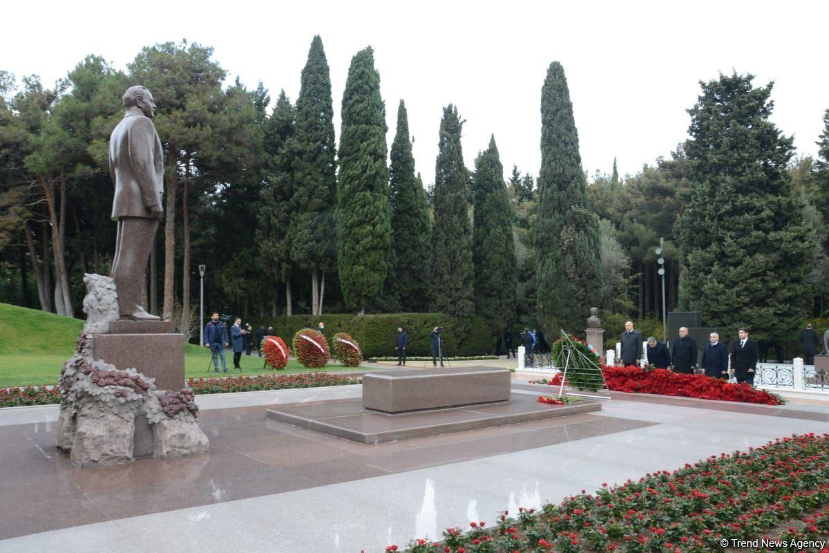 Azerbaijani people revere memory of great leader Heydar Aliyev [PHOTO]