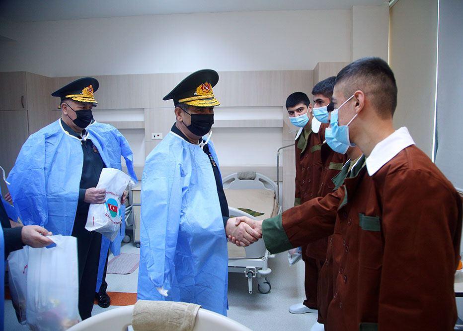 Leadership of Azerbaijan’s MoD visits military hospital on holiday [PHOTO] - Gallery Image
