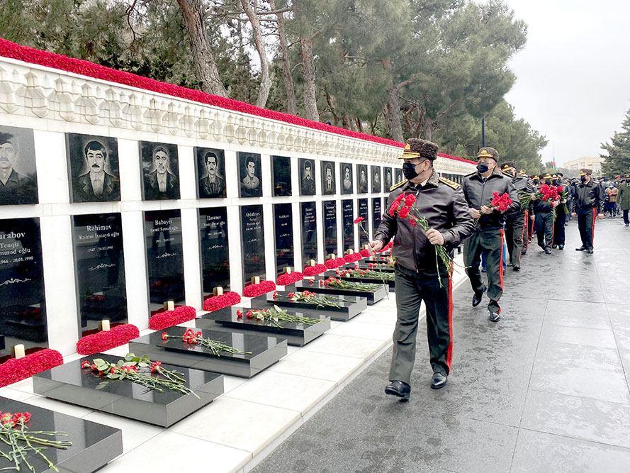 Leadership of Azerbaijani MoD visits Alley of Martyrs [PHOTO]