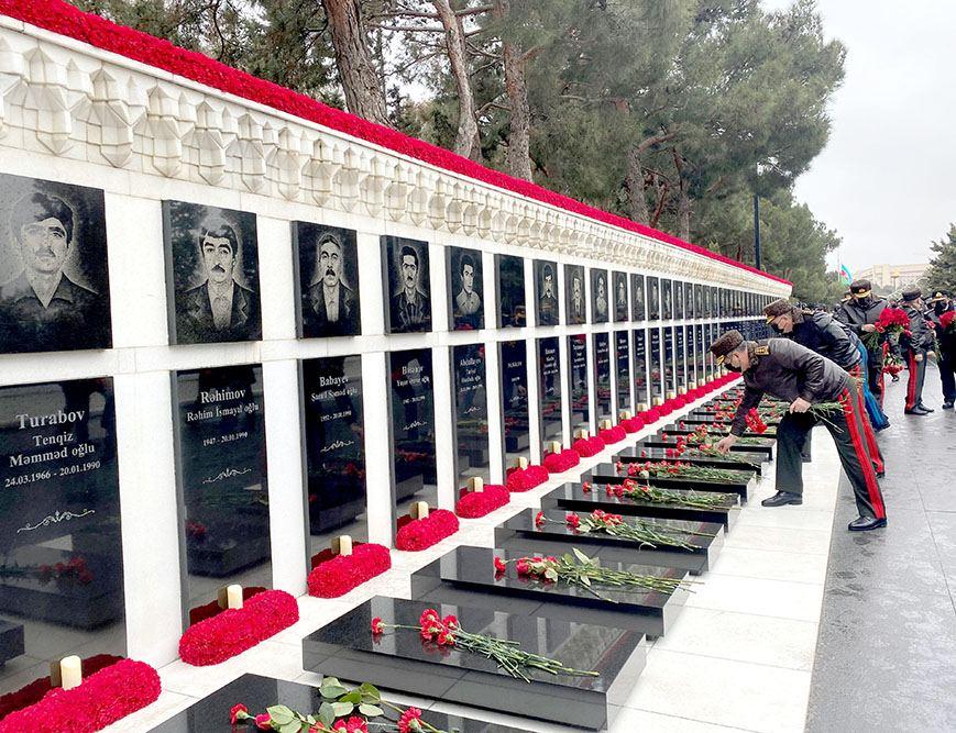Leadership of Azerbaijani MoD visits Alley of Martyrs [PHOTO] - Gallery Image
