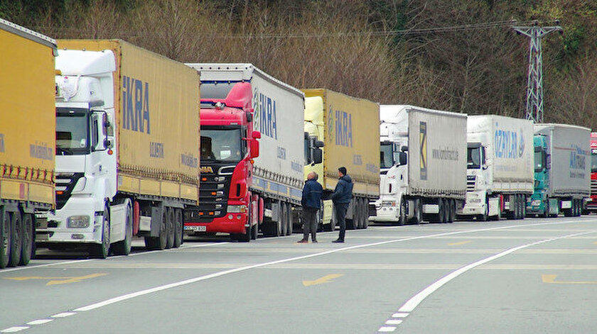 Long queues formed on Turkey-Georgia border due to bad weather