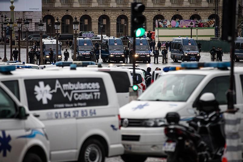 French COVID protest convoy defies Paris stay-away order