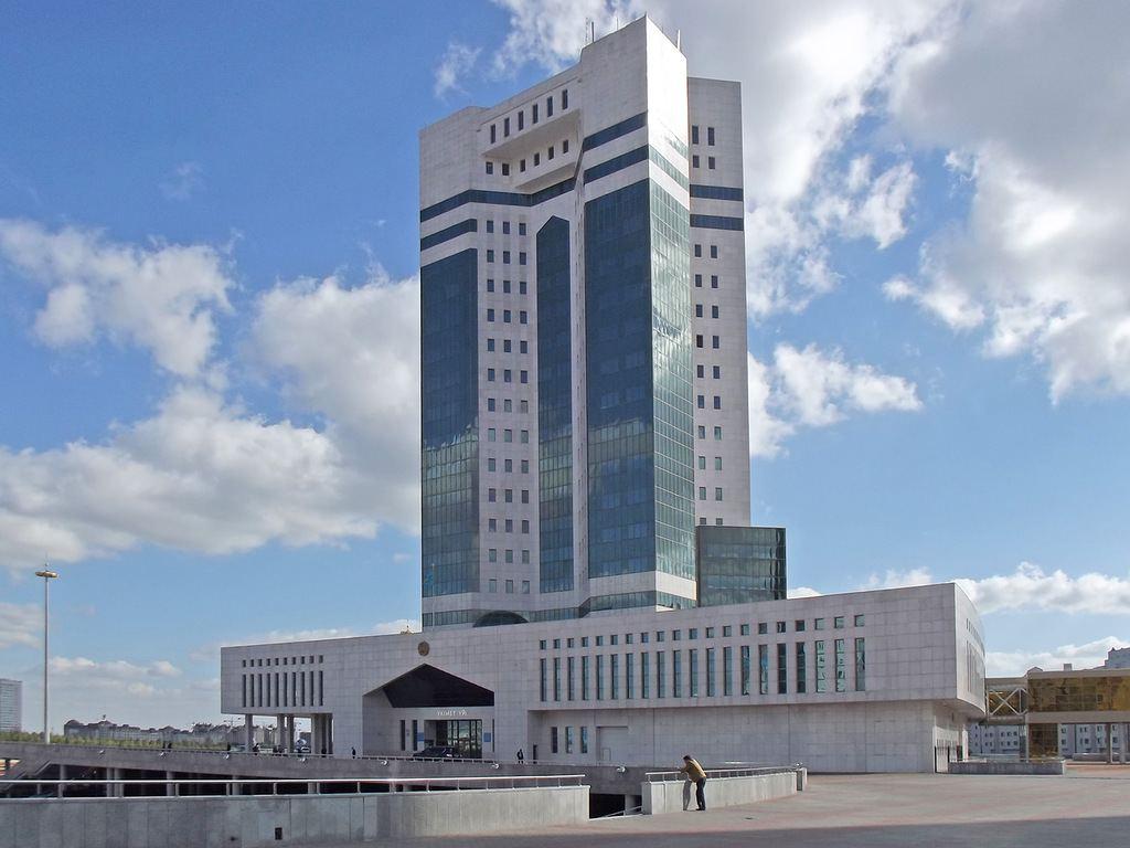 Kazakh deputy PM holds meeting on mineral deposits