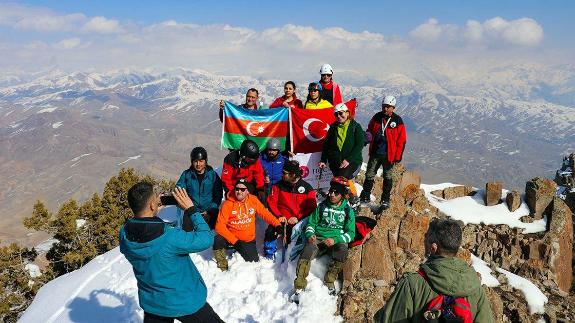 Turkish, Azerbaijani alpinists honor Khojaly genocide victims [PHOTO]