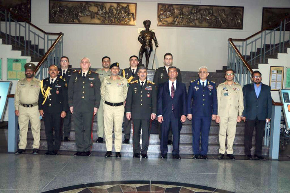 Defence chief visits Pakistan army museum