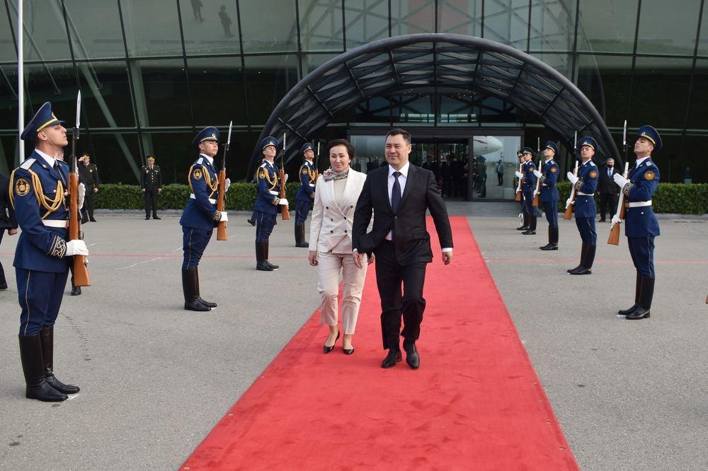 Kyrgyz President ends official visit to Azerbaijan [PHOTO]