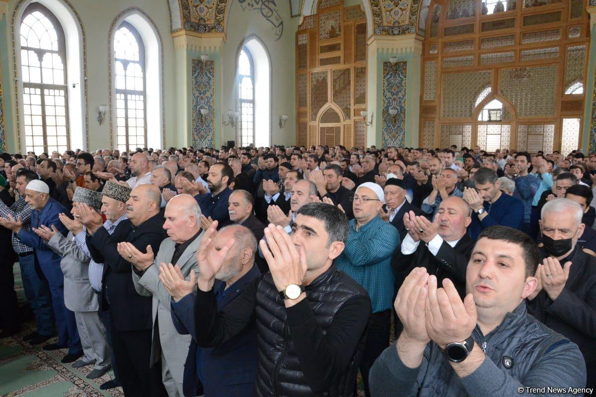 Ramadan holiday prayer carried out at Azerbaijani mosques [PHOTO]