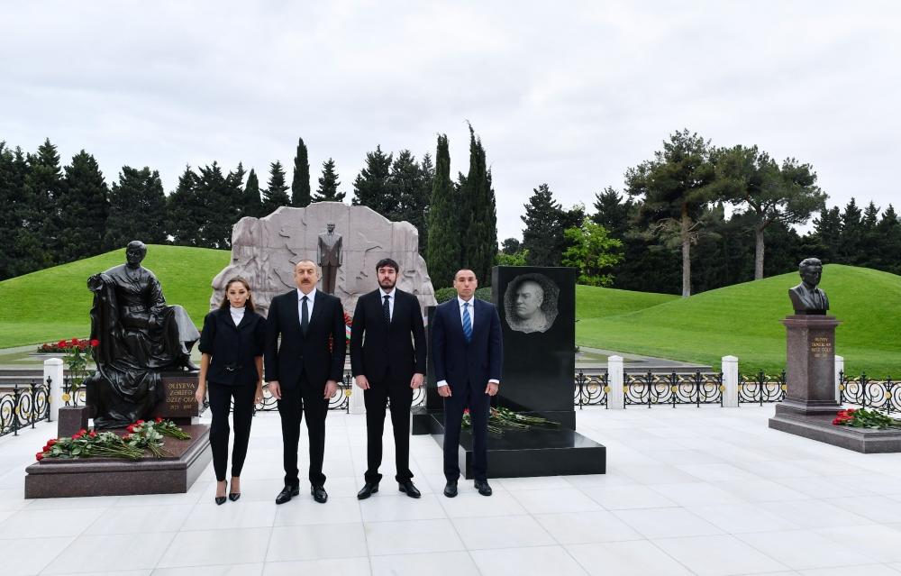 Azerbaijani president, First Lady visit grave of great leader Heydar Aliyev [UPDATE]