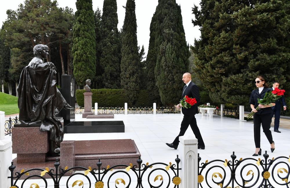 Azerbaijani president, First Lady visit grave of great leader Heydar Aliyev [UPDATE] - Gallery Image