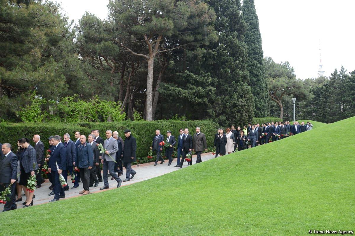 Azerbaijan honors memory of great leader Heydar Aliyev [PHOTO]