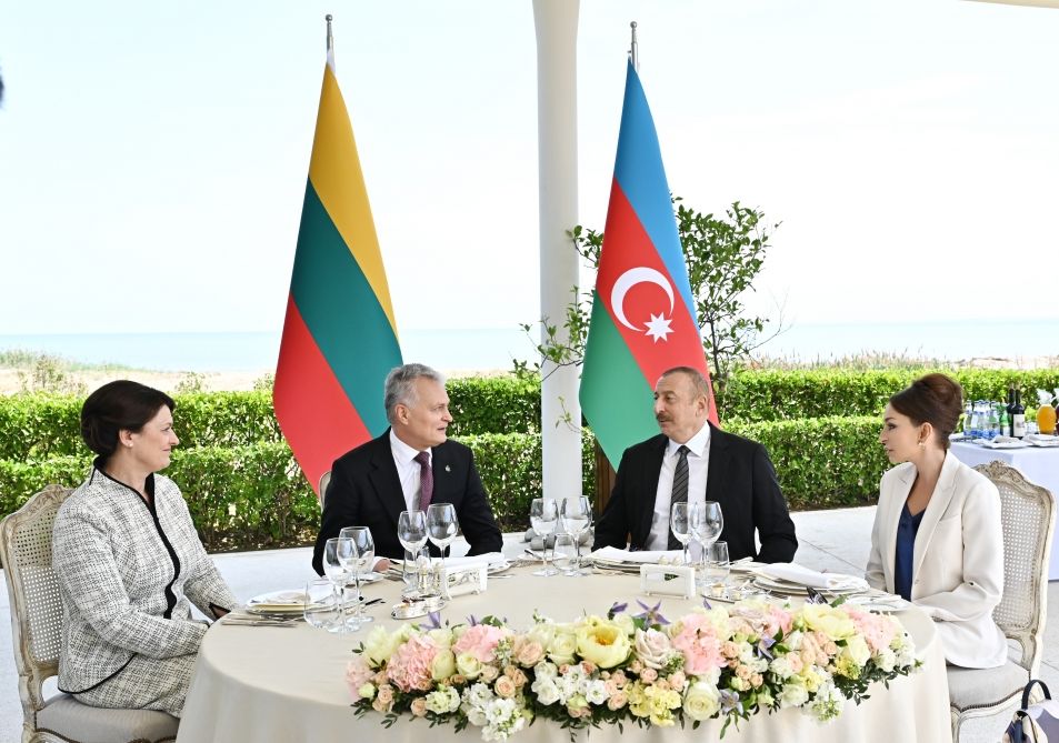 Azerbaijani President, his wife host official dinner in honor of Lithuanian President, his wife [UPDATE]