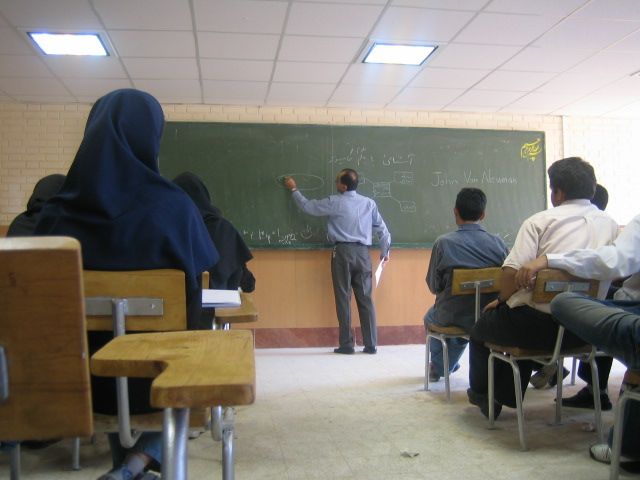 Official outlines problems with secondary education in Iran