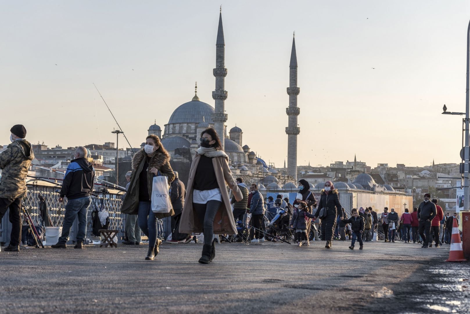 COVID-19 cases in Turkey fall below 1,000 mark