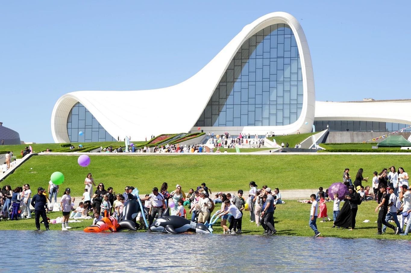 Architect Zaha Hadid-designed Heydar Aliyev Center plays host to kids festival [PHOTO]