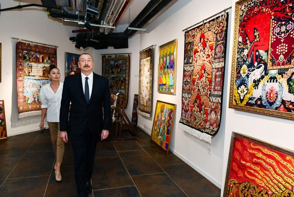 Azerbaijani president, First Lady view conditions created at Sharg Bazari shopping complex [PHOTO/VIDEO]