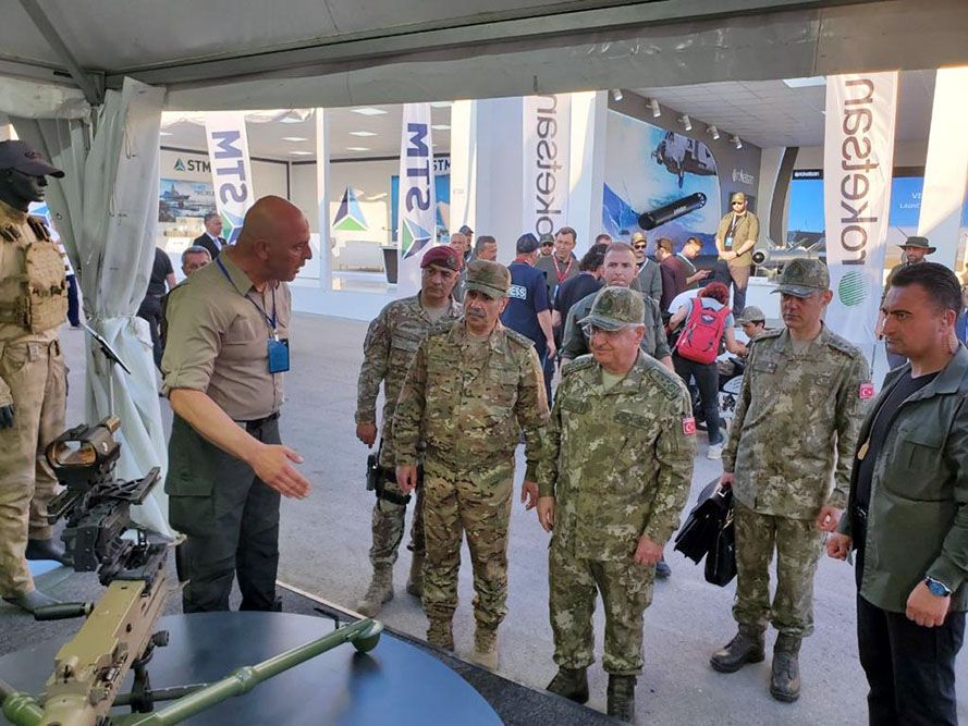 Azerbaijani defense chief attends military exhibition in Turkiye [PHOTO]