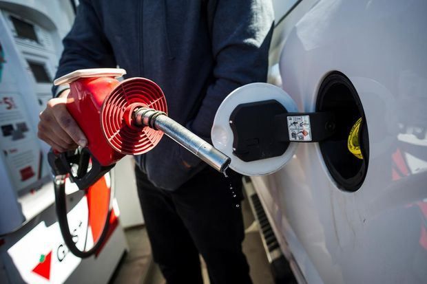 U.S. gasoline average price tops $5 per gallon in historic first